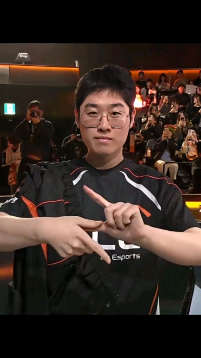 开云官网-HLE横扫IG，Deft线上压制力十足顶尖较量成都决赛之夜，点燃全场激情